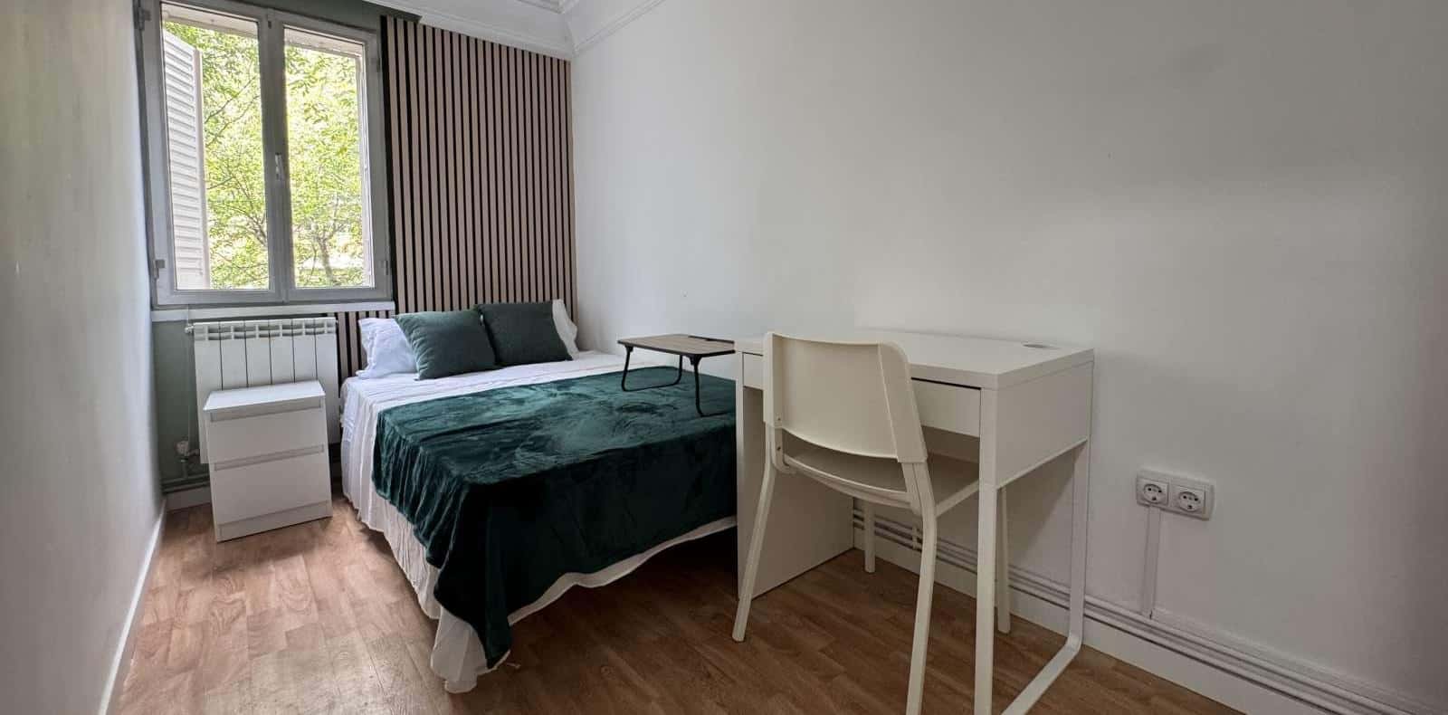 Double bed in 4-Bedroom Shared Apartment in Madrid