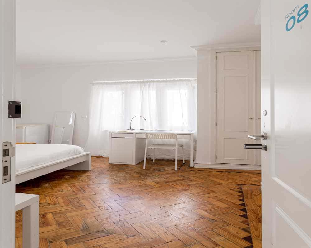 Comfortable room with private bathroom in 8-bedroom apartment in Benfica, Lisbon - Room 8