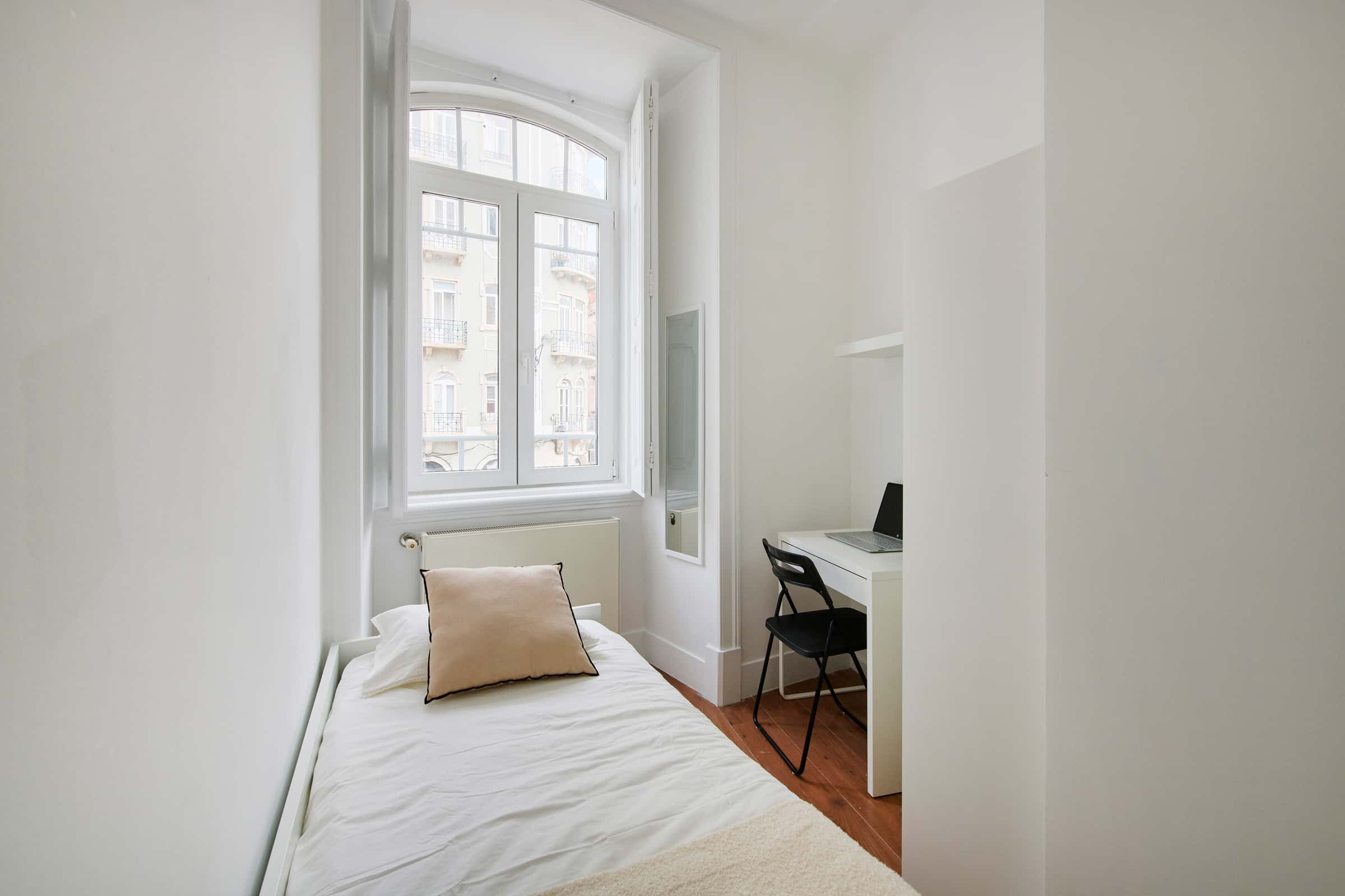 Bedroom in a 9-Bedroom Apartment in Rua Morais Soares, Lisbon - Room 2