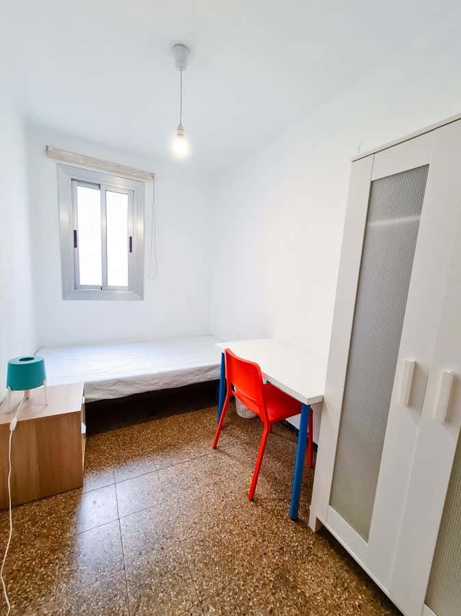 Habitación en piso de 4 habitaciones en Algirós