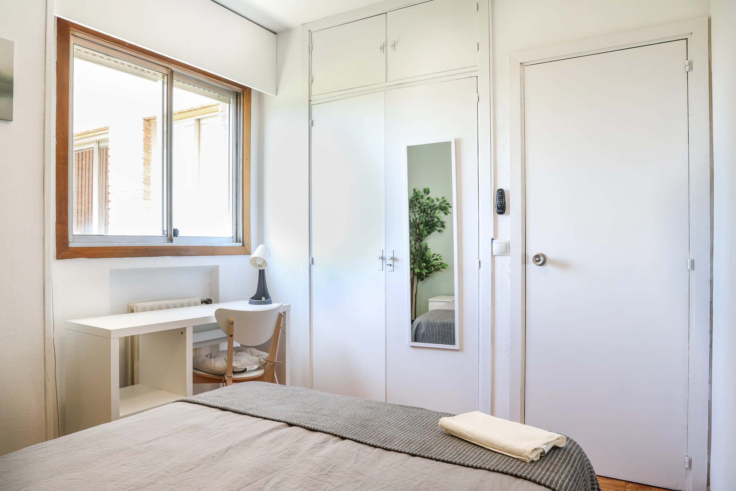 Chambre dans Calle de Santiago de Compostela, Madrid pour 120 m² avec 6 chambres