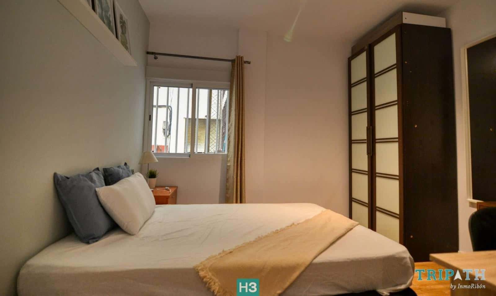Double bed in Shared apartment in Madrid