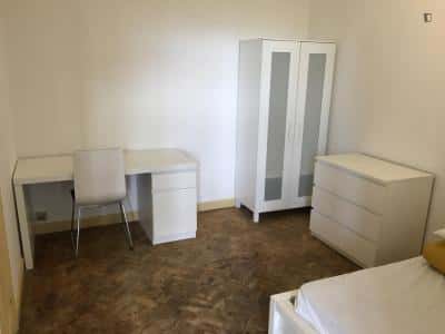 Room in a 7-bedroom apartment in Porto - Room 1