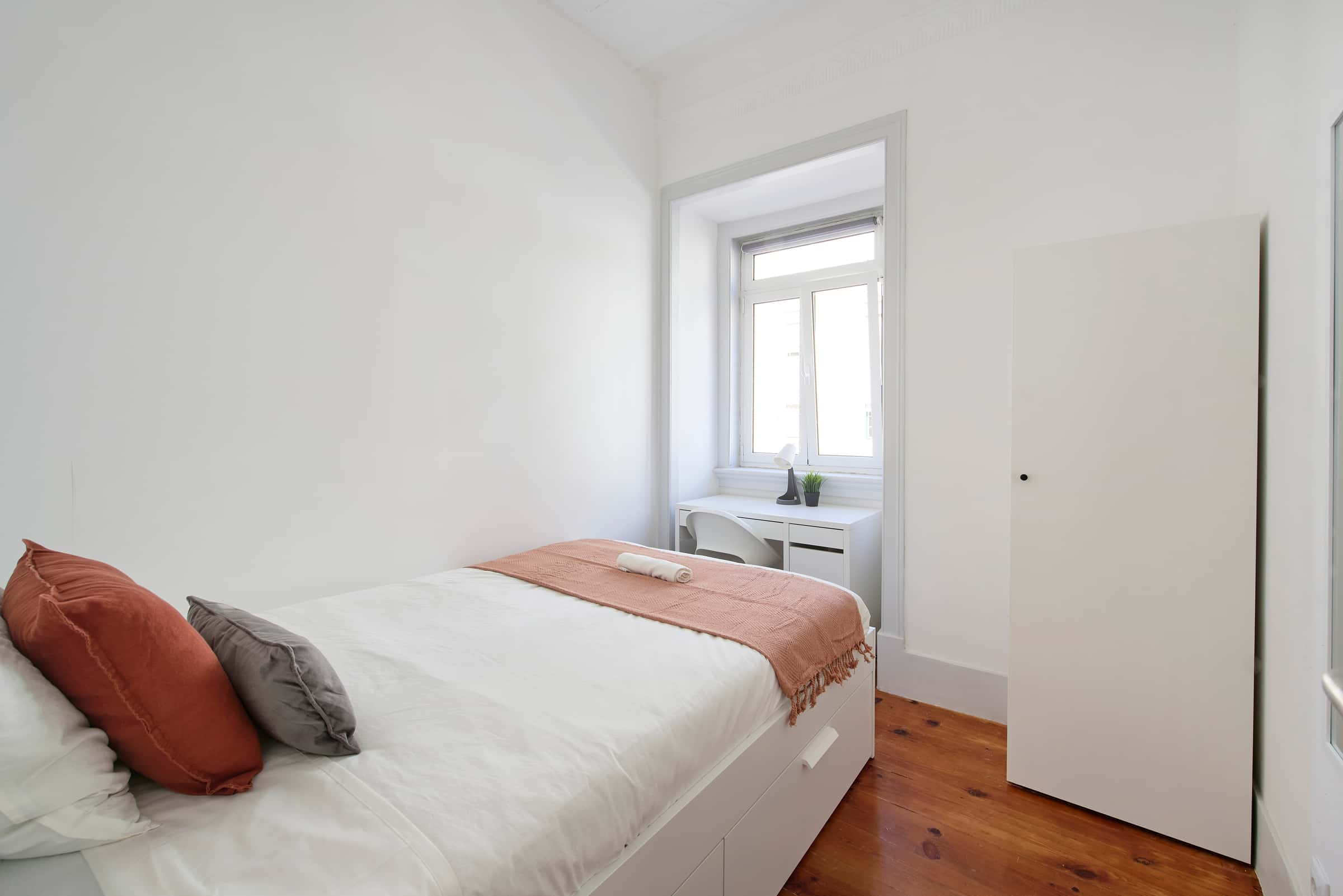 Bedroom in a 8-Bedroom Apartment in Rua Chaby Pinheiro, Lisbon - Room 2