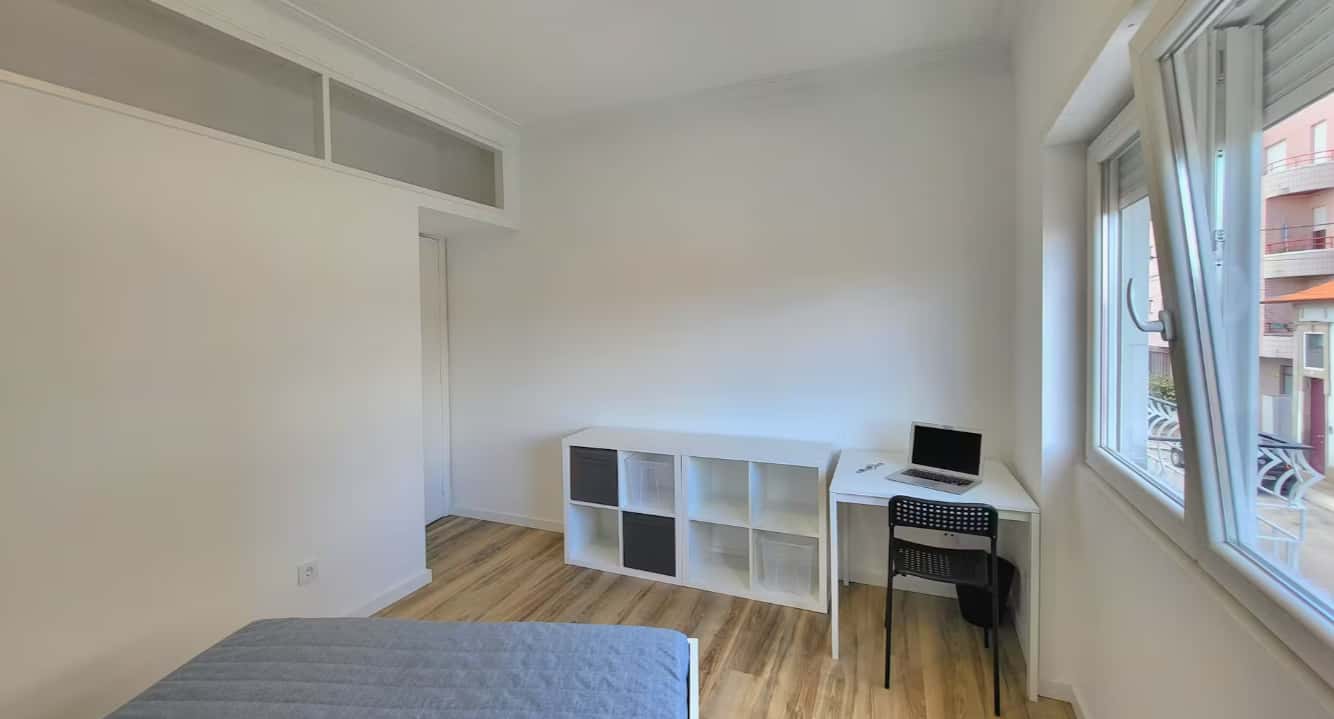 Bedroom in a 4-bedroom apartment in Porto - Room T103
