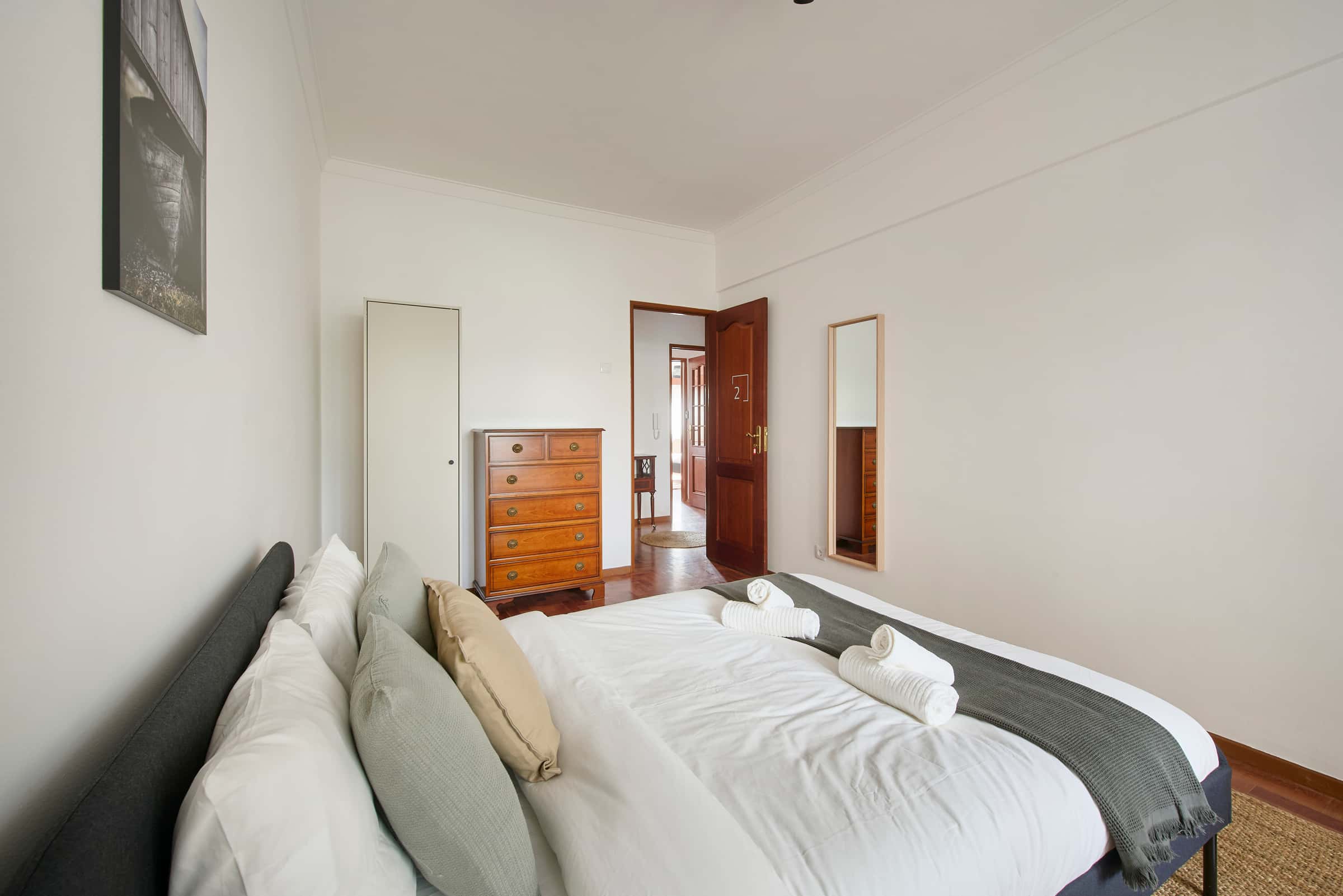 Room in a 4-bedroom apartment in Rua Gen. Leman, Lisbon - Room 2