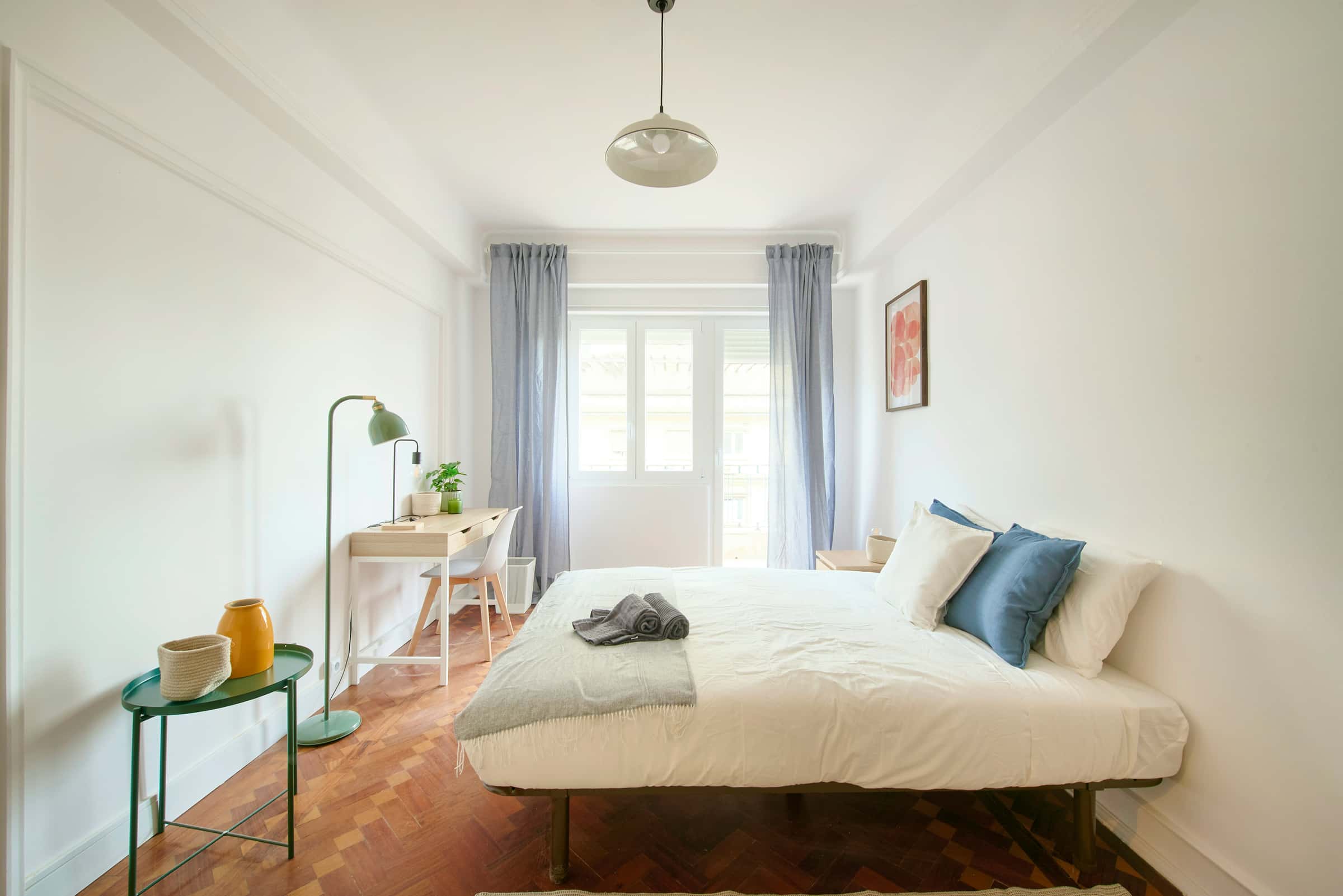 Bedroom in a 6-bedroom apartment in Av. Fontes Pereira de Melo, Lisbon - Room 5
