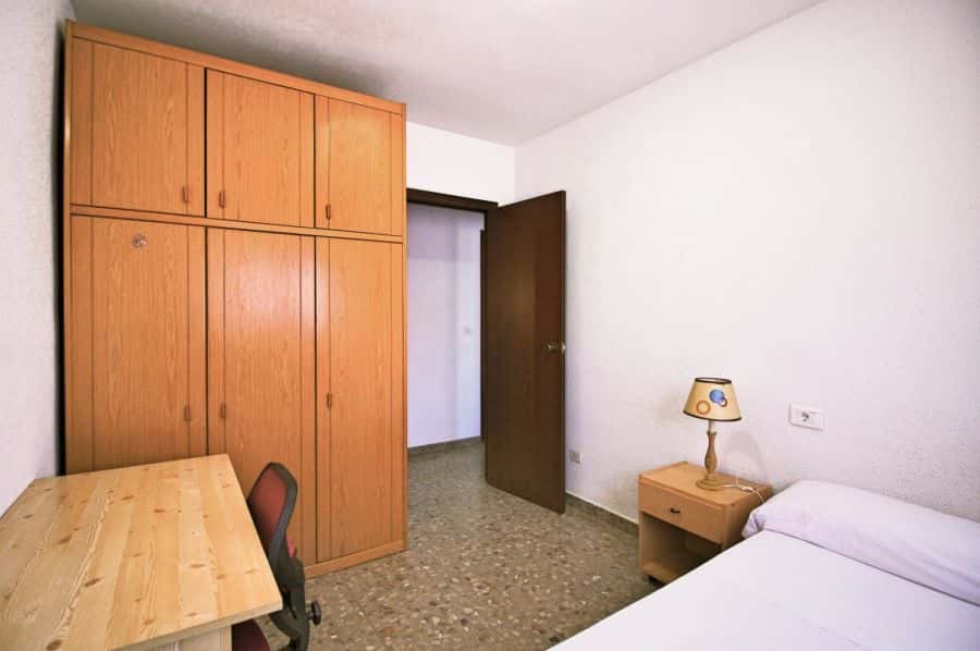 Habitación en piso de 4 habitaciones en Algirós