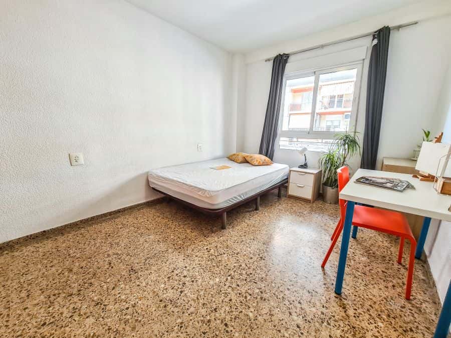 Habitación en piso de 4 habitaciones en Camins Al Grau