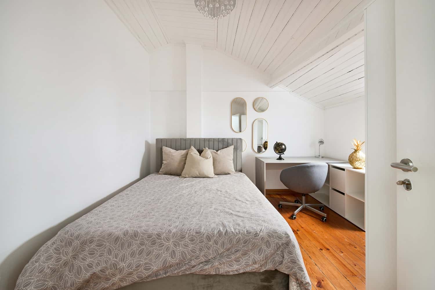 Room 7 - 82. Travessa de Santo António à Graça 2 3°