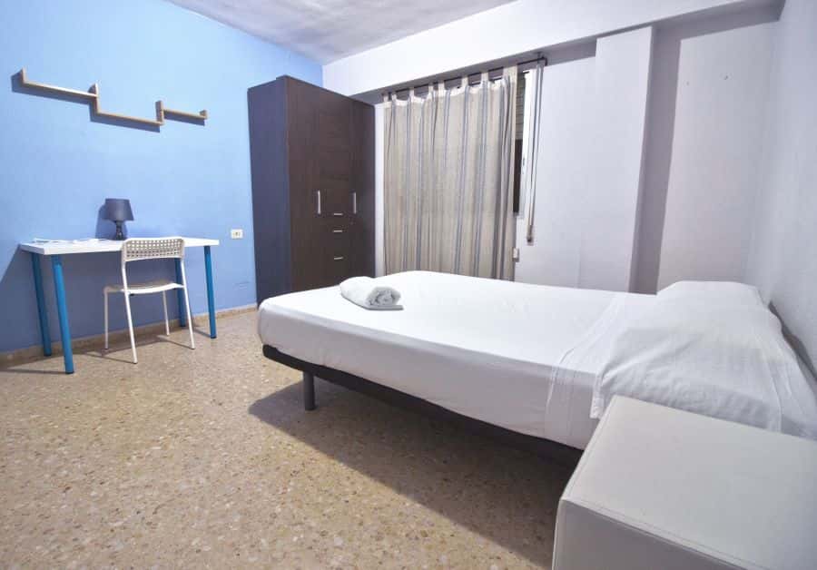Habitación en piso de 4 habitaciones en El Pla Del Real