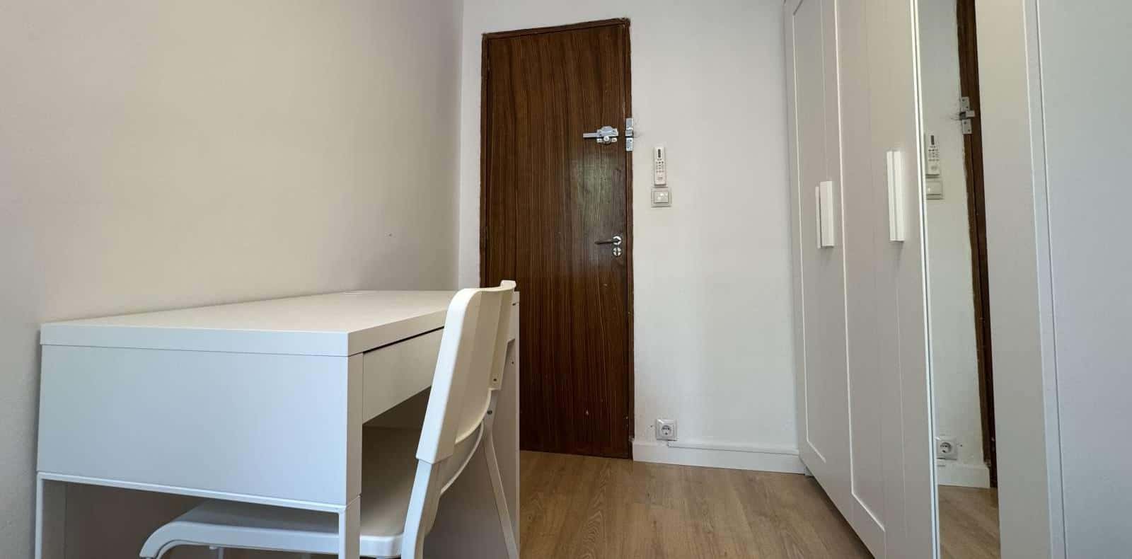 Double bed in 4-Bedroom Shared Apartment in Madrid