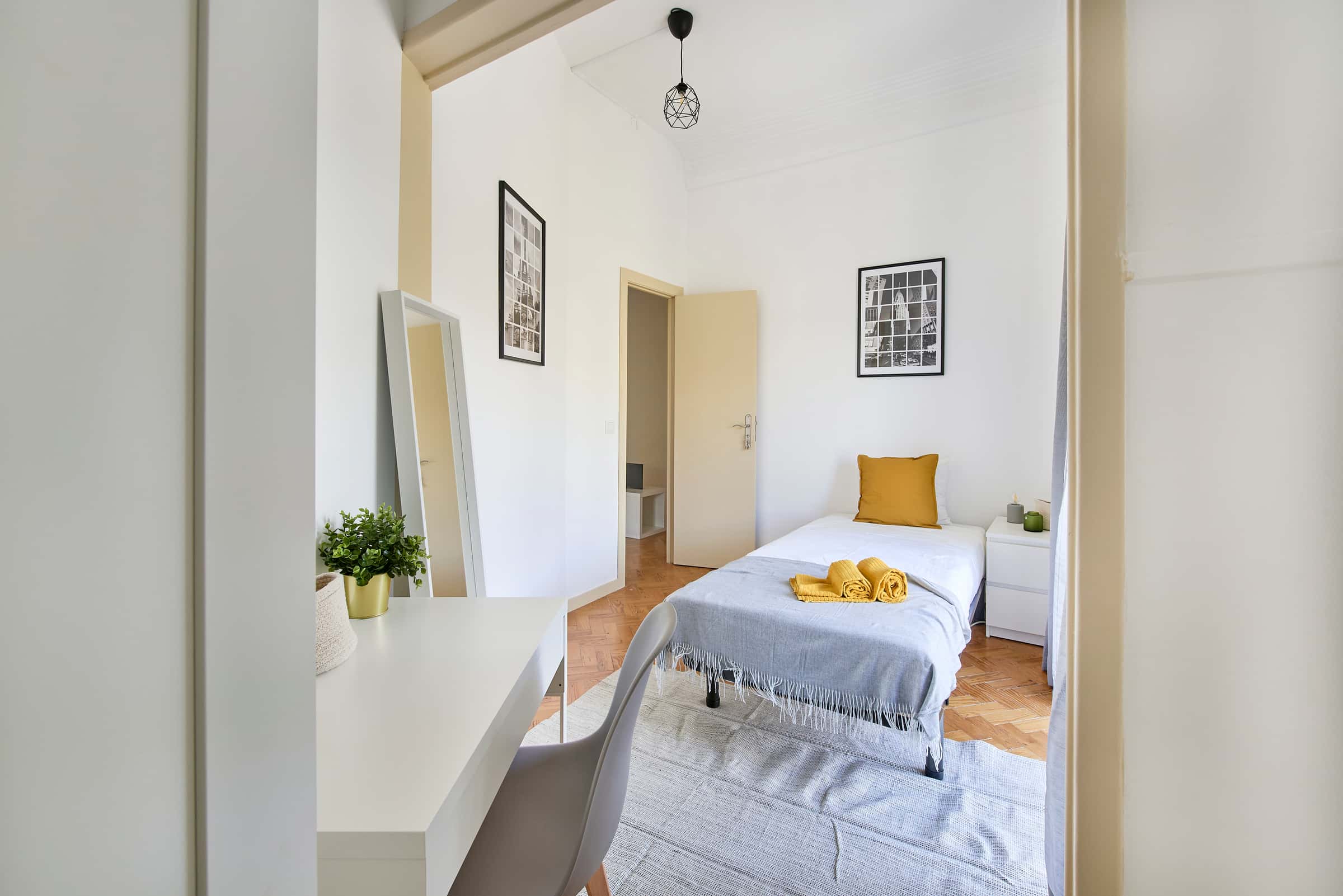 Bedroom in a 7-bedroom apartment in Alameda Dom Afonso Henriques, Lisbon - Room 2