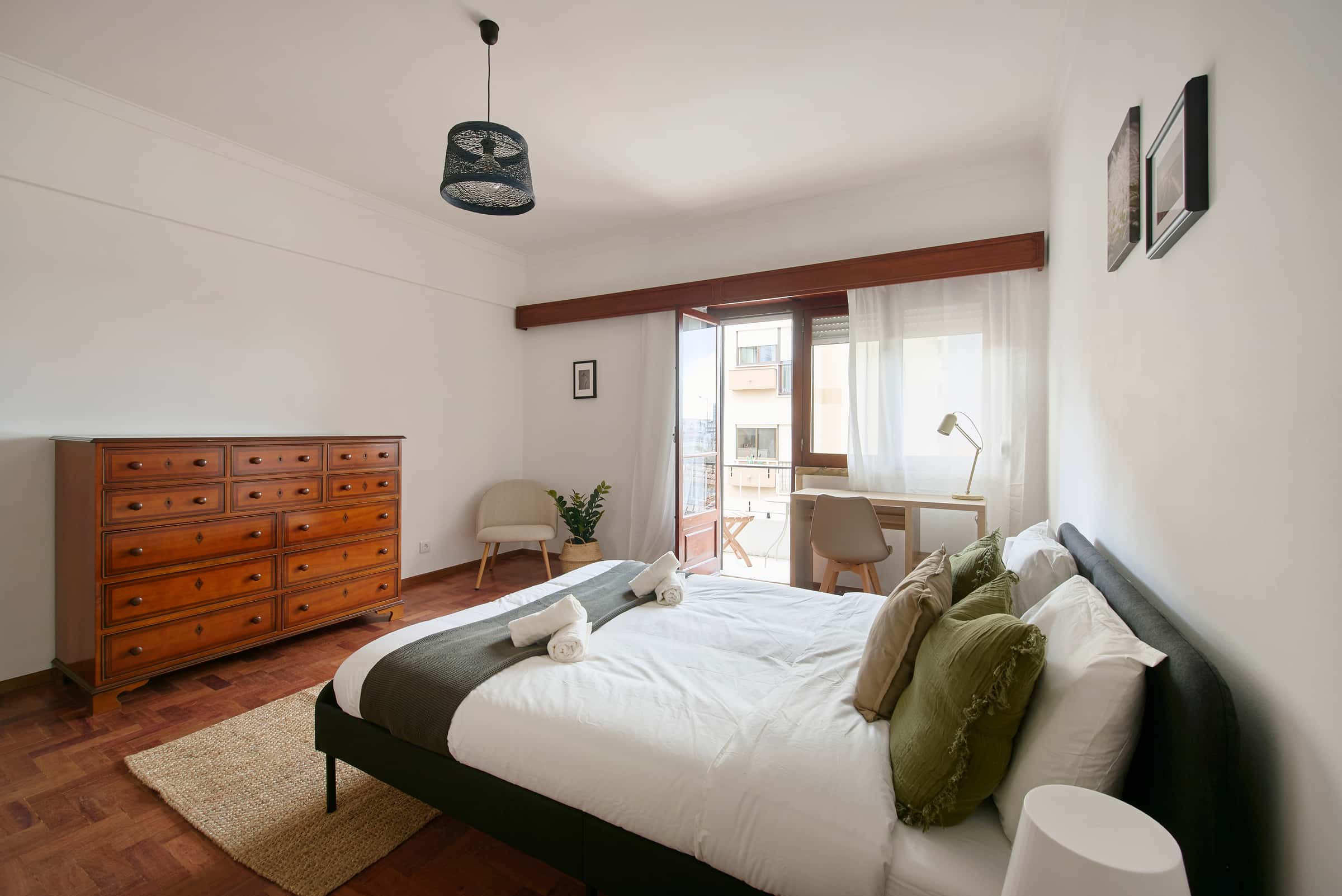 Room with balcony in a 4-bedroom apartment in Rua Gen. Leman, Lisbon - Room 4