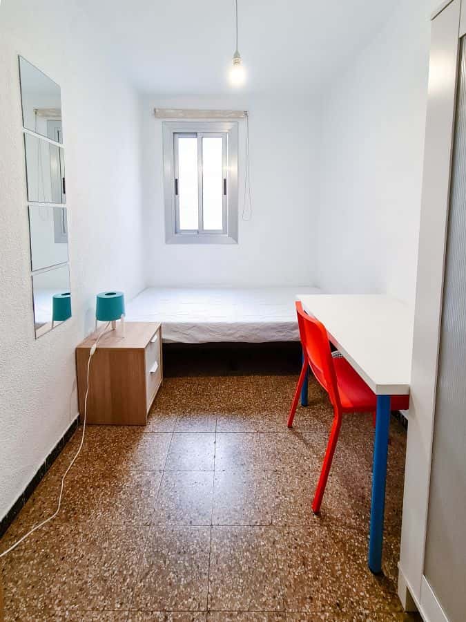 Habitación en piso de 4 habitaciones en Algirós