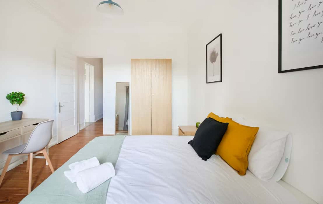 Bedroom in a 7-bedroom apartment in R. Alexandre Herculano, Lisbon - Room 7