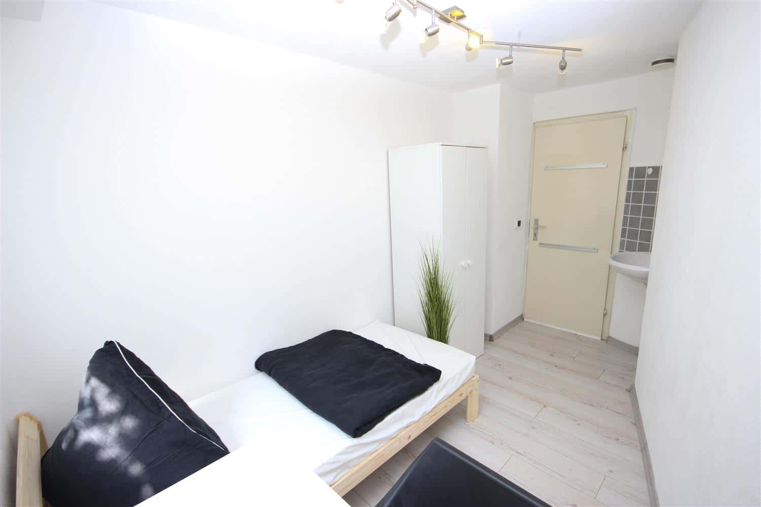 Habitación en Endersbacher Straße, Stuttgart para 60 m² con 4 dormitorios