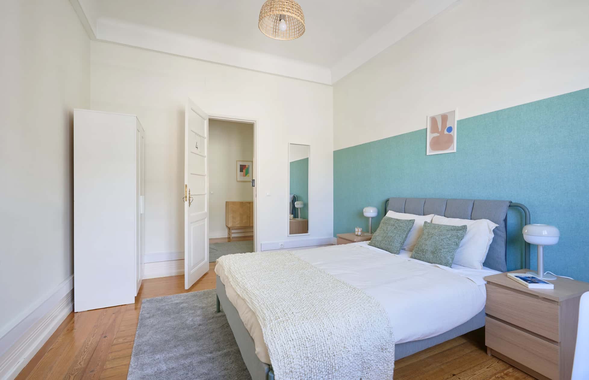 Bedroom in a 10-bedroom apartment in Lisbon (1min from metro station) - Room 4