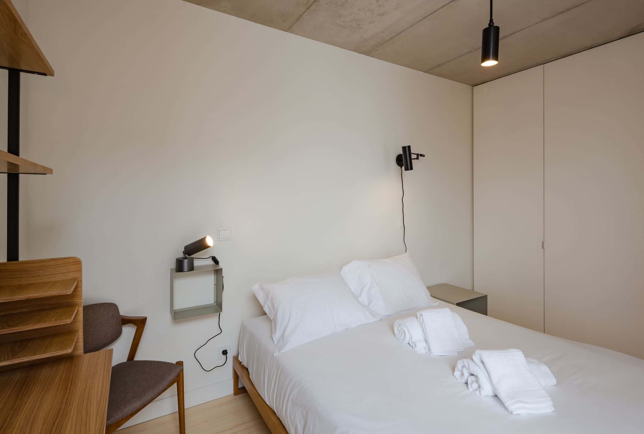 One Bedroom Apartment with balcony and Street View - Apartment 2