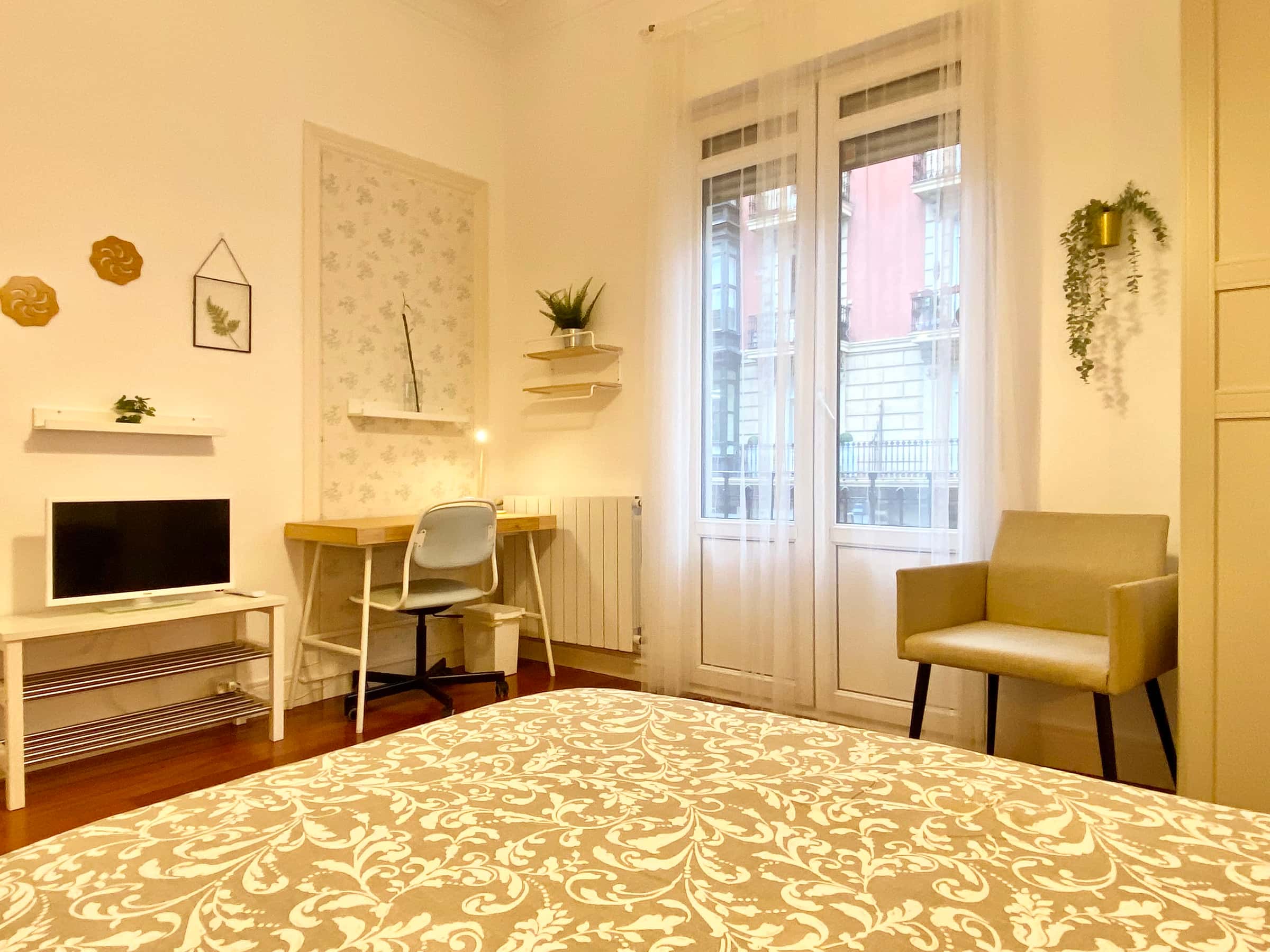 Amplia habitación luminosa. Elcano 1.