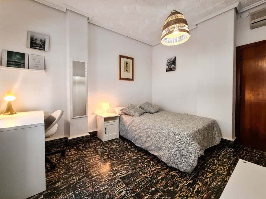 Habitación en piso de 5 habitaciones en Eixample