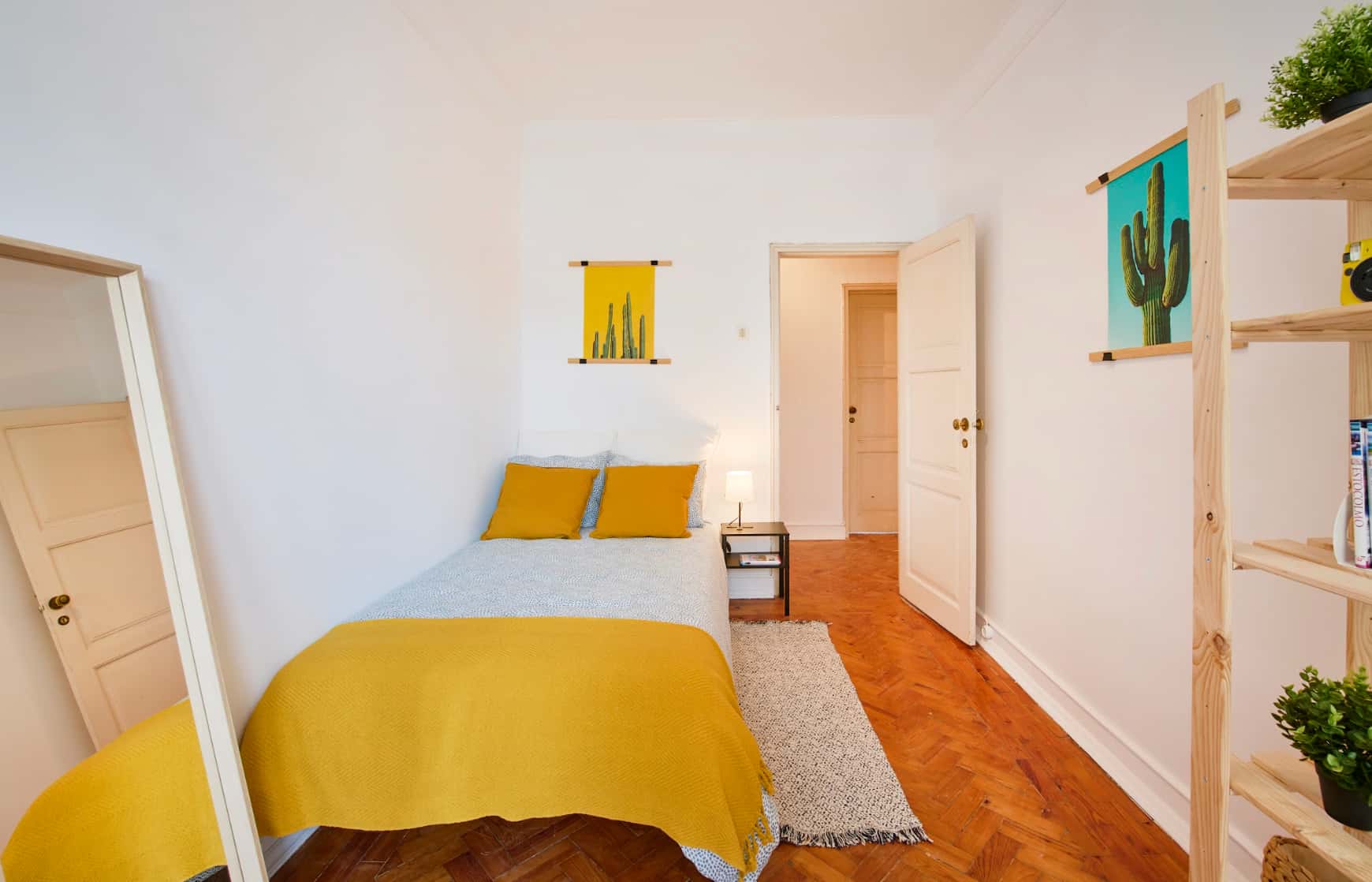 Room in Rua Luis Augusto Palmeirim, Lisboa - Room 3 (close from metro station)