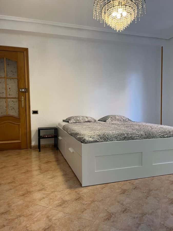 Habitación en piso de 3 habitaciones en Benicalap