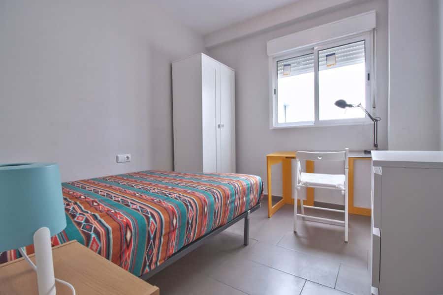Habitación en piso de 4 habitaciones en Algirós