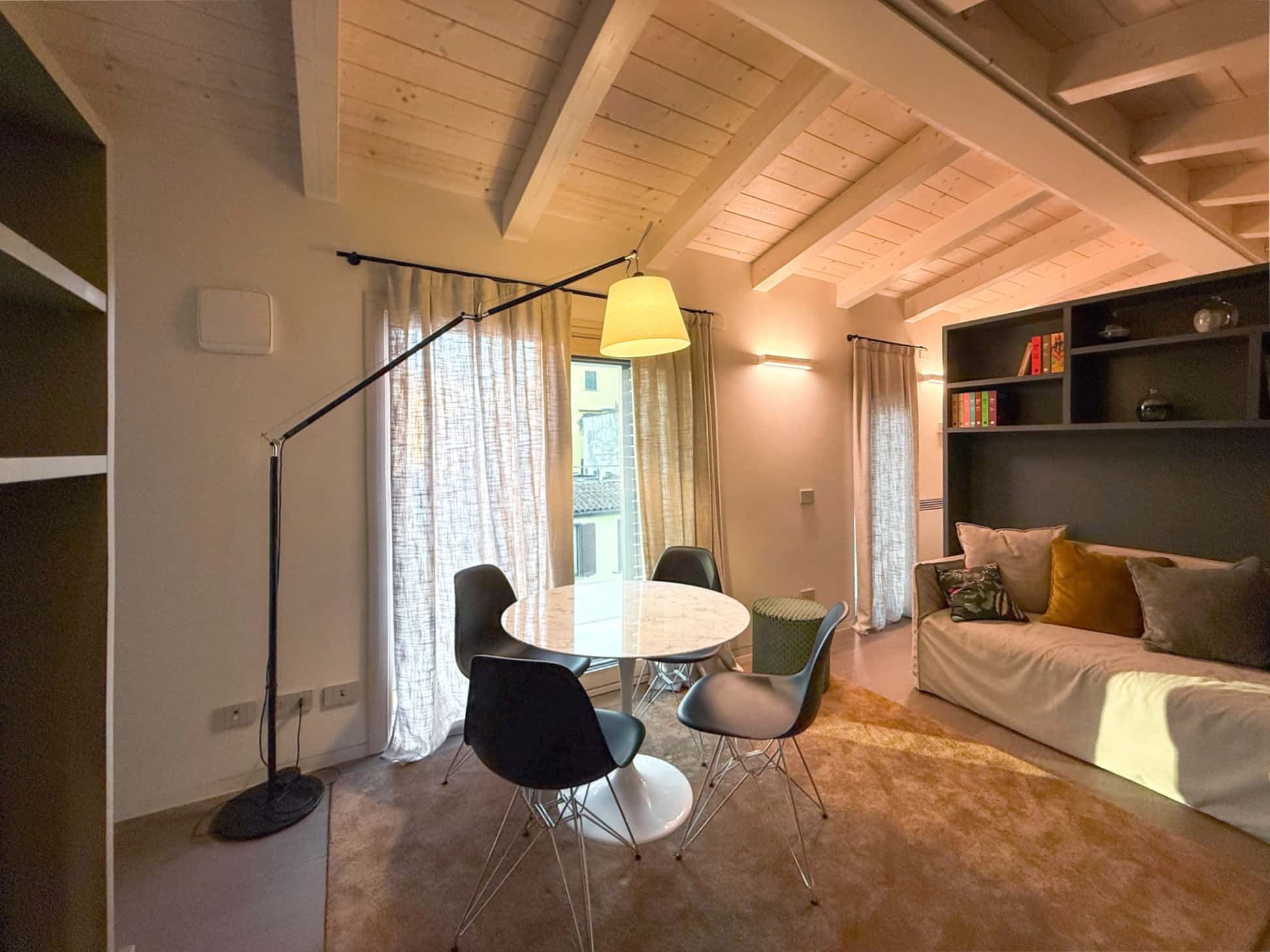 Attico in Via Alessio di Tocqueville, Milano di 55 m² con una camera