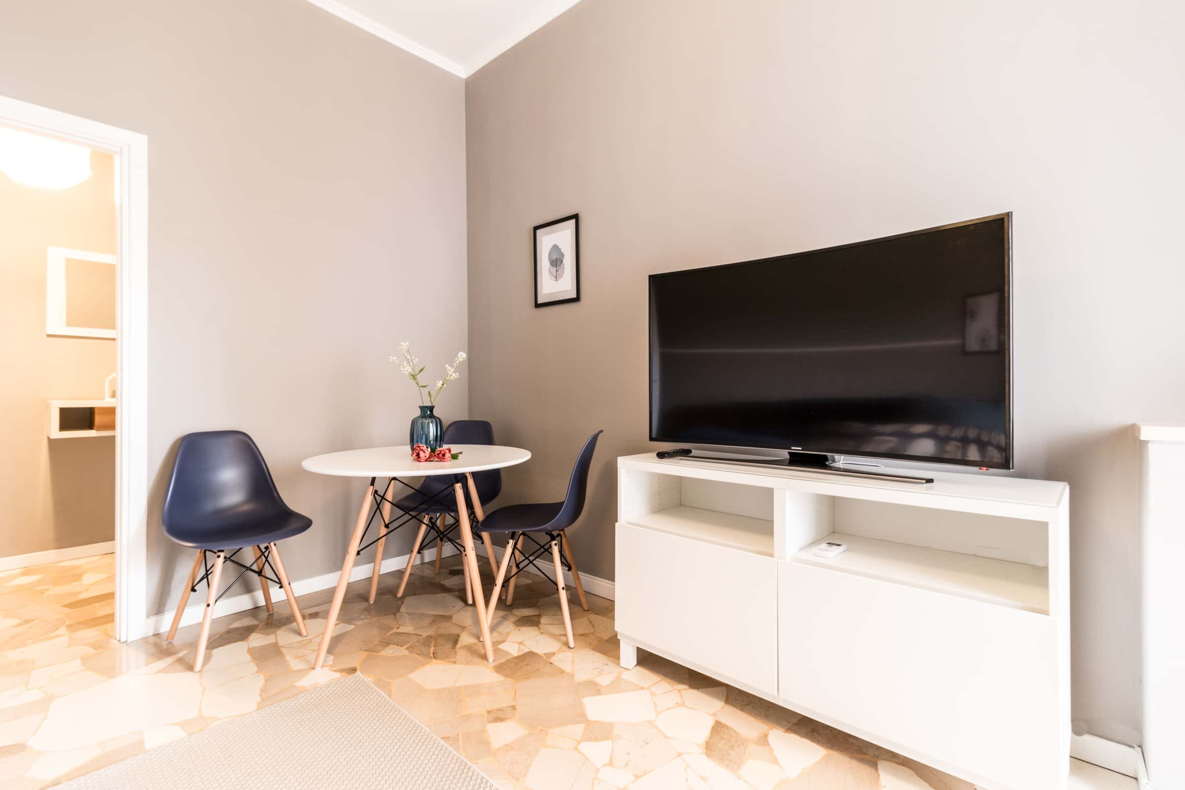 Elegant and spacious one bedroom apartment with terrace in Milan 1