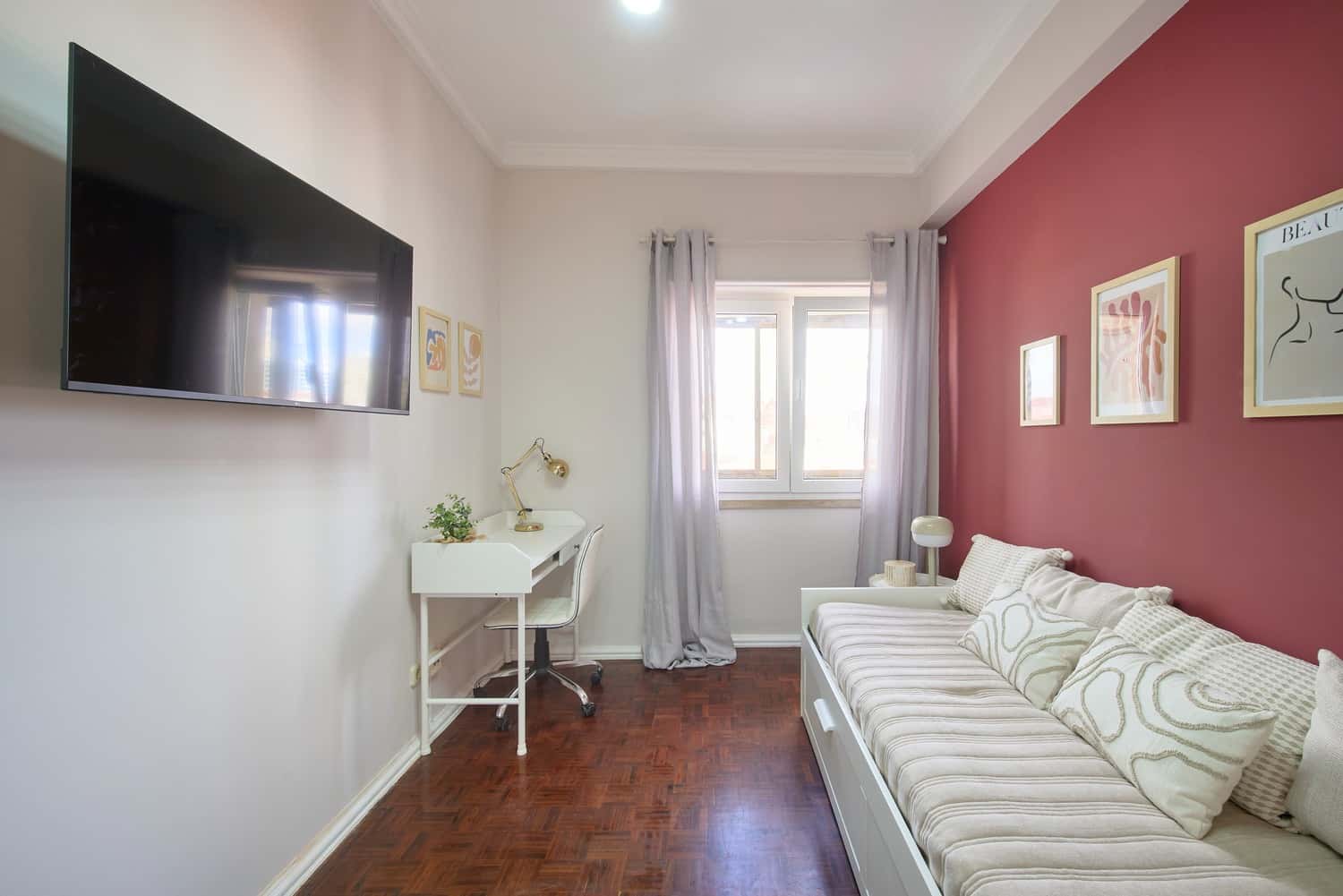 Room 4 - 81. Alameda Afonso Henriques 66 8E