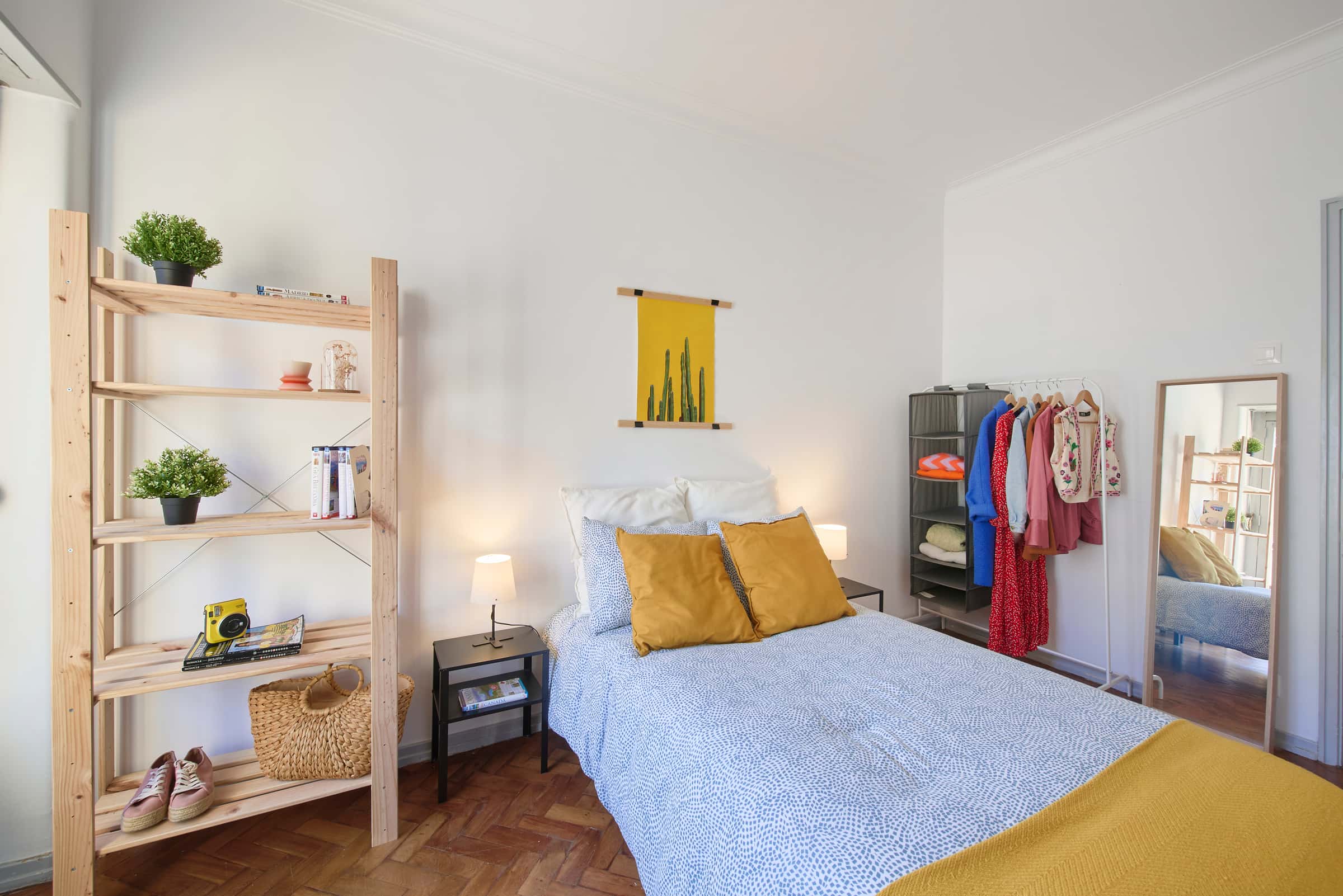 Bedroom with private balcony in a 7-bedroom apartment in Lisbon - Room 6