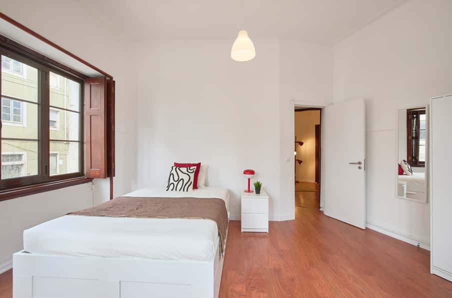 Bedroom in a 11-Bedroom Apartment in Rua de Buenos Aires, Lisbon - Room 2
