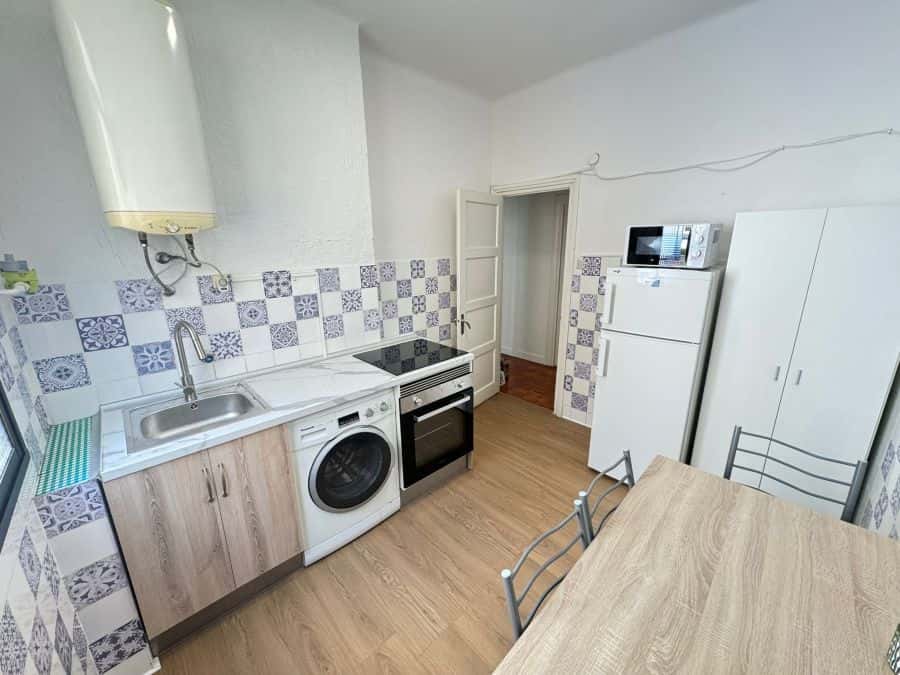 Habitación en piso de 3 habitaciones en Abando