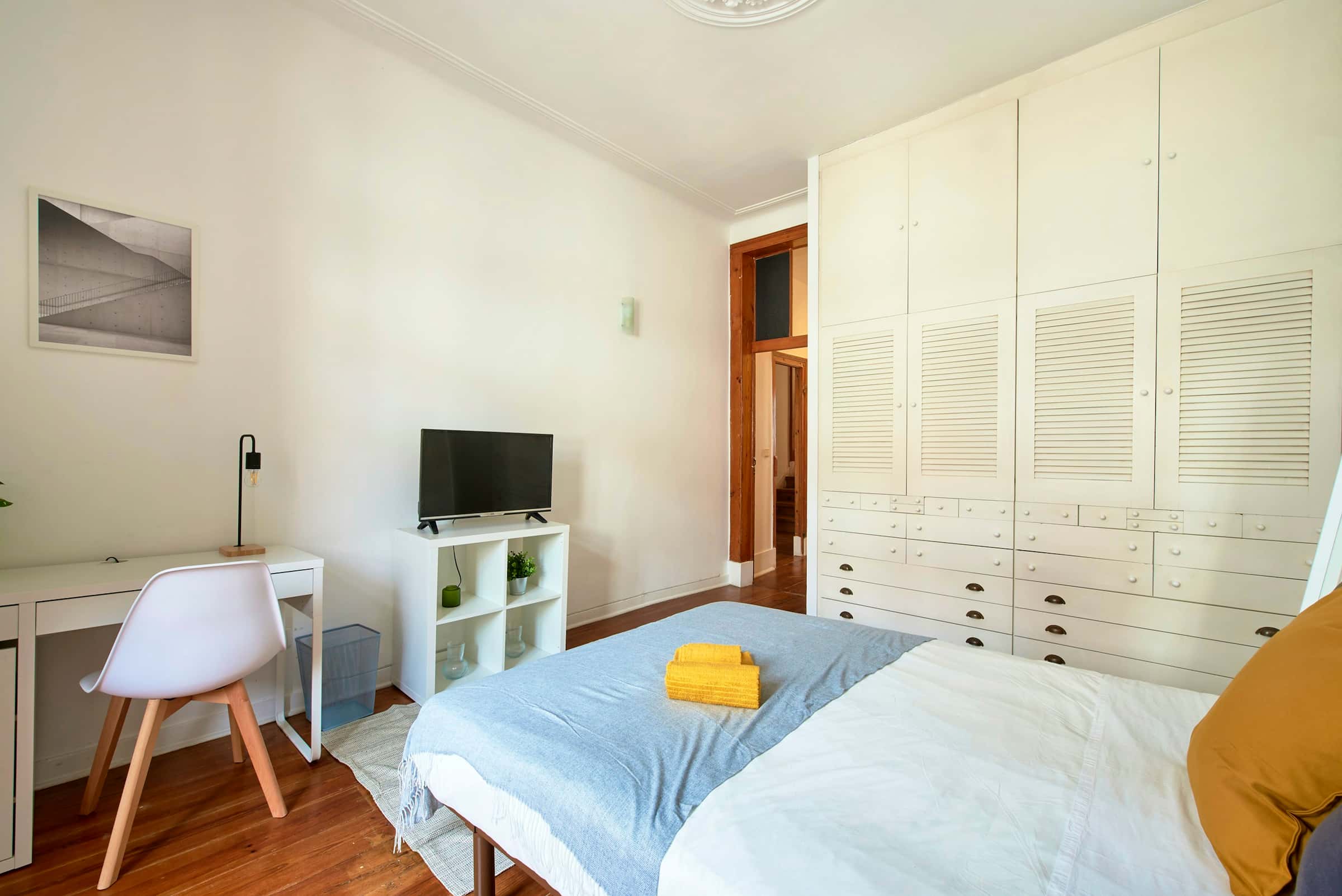 Bedroom in a 9-bedroom apartment in R. do Desterro, Lisbon - Room 4