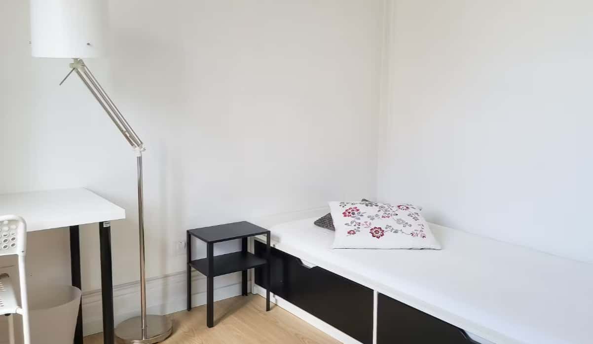 STANDARD ROOM WITH SHARED BATHROOM