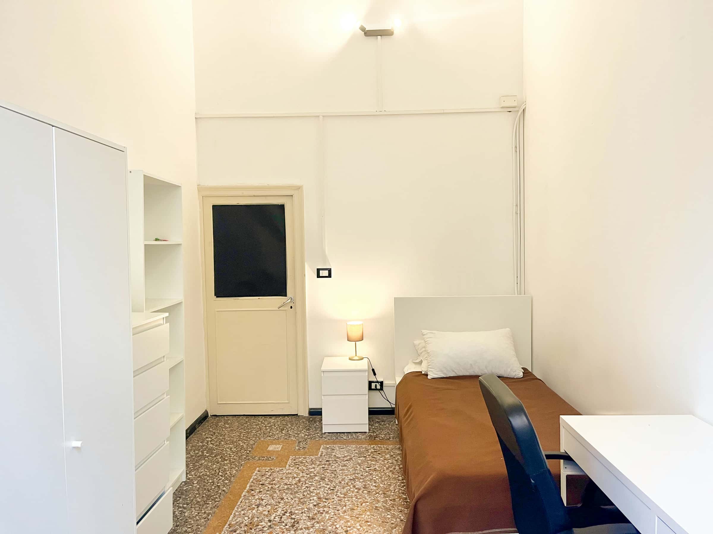 Single room Genoa, 7 beds — photo 19