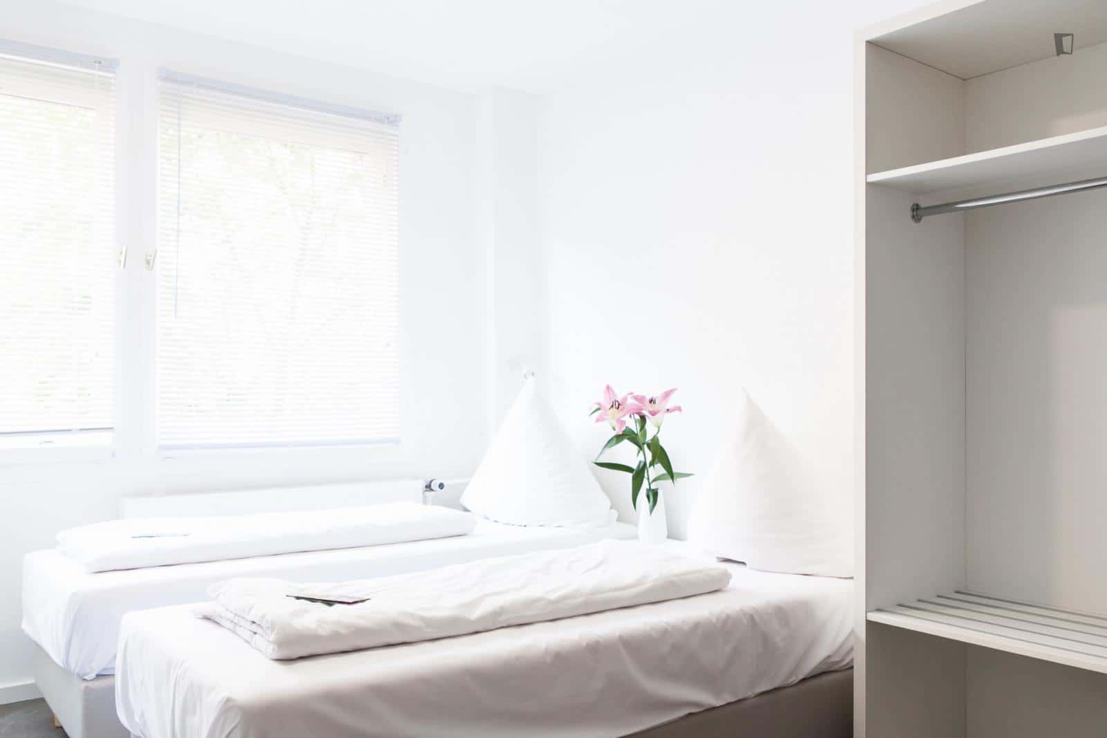 Room in Wilhelmstraße, Berlin for 200 m² with 5 bedrooms - Photo 2