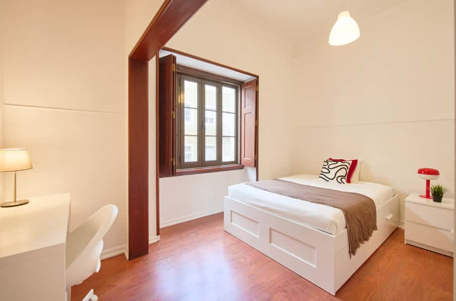 Bedroom in a 11-Bedroom Apartment in Rua de Buenos Aires, Lisbon - Room 1