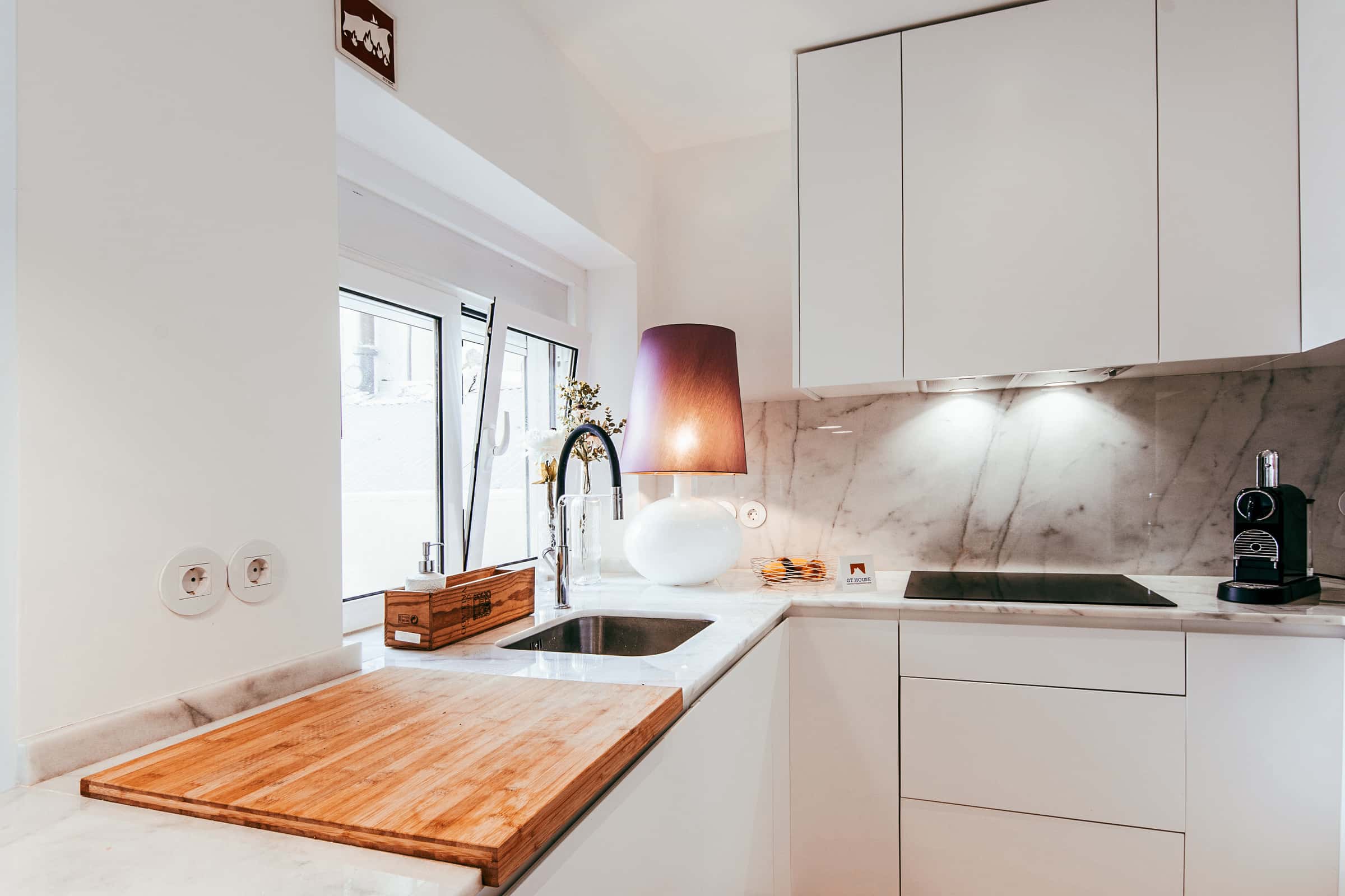 Modern & Charming Alges