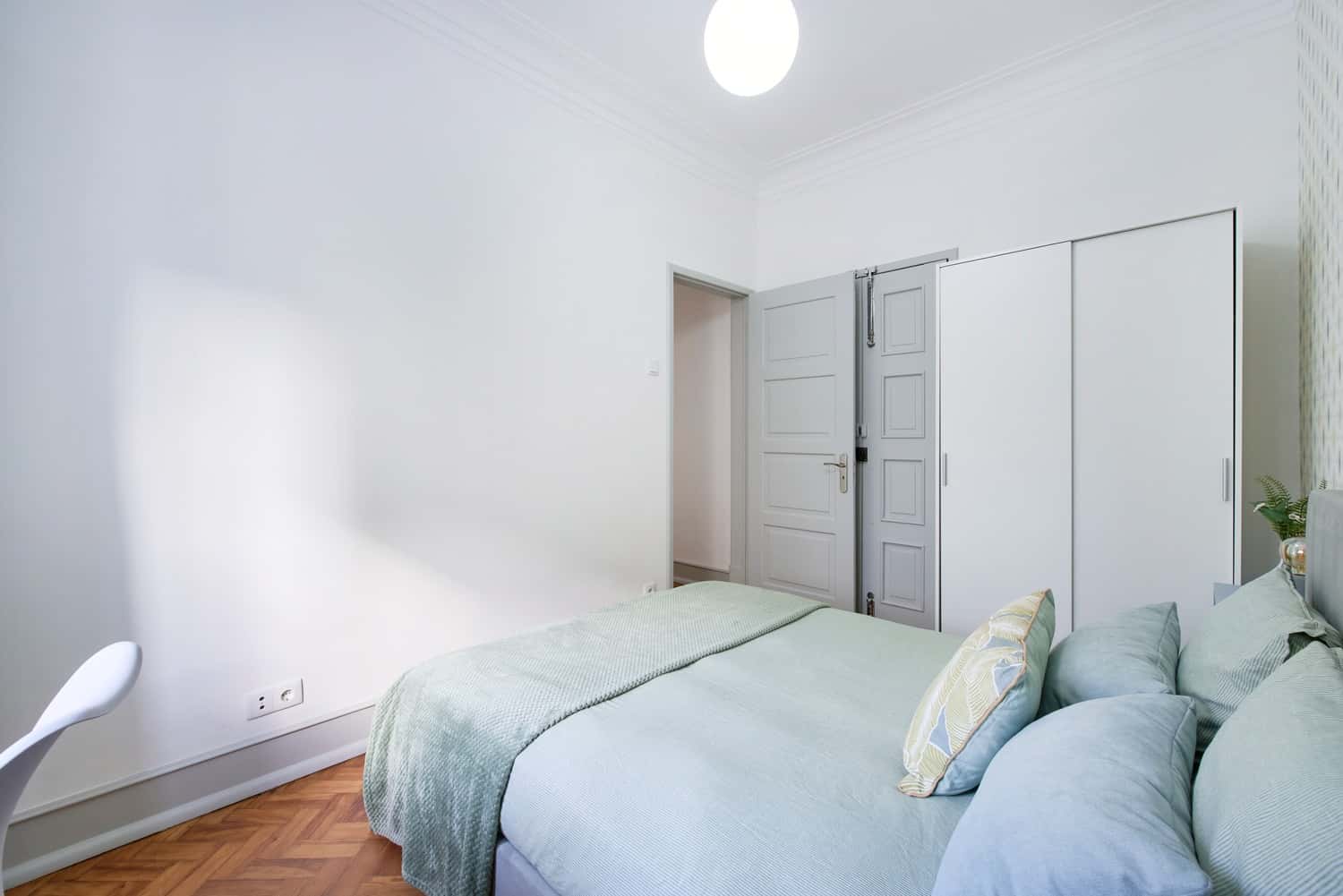 Room 1 - 86. Avenida Almirante Reis 229 R/C D