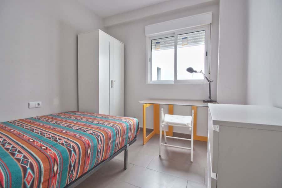 Habitación en piso de 4 habitaciones en Algirós