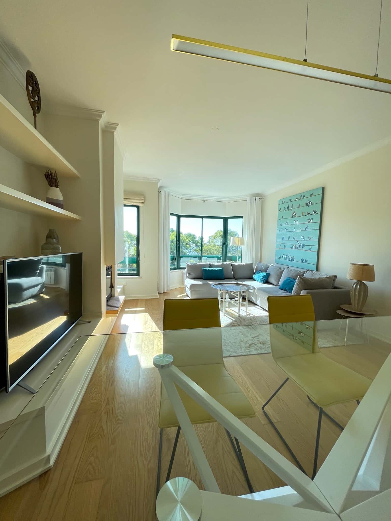 Bright 2-bed apartment between Lisbon and Cascais with 100 m²