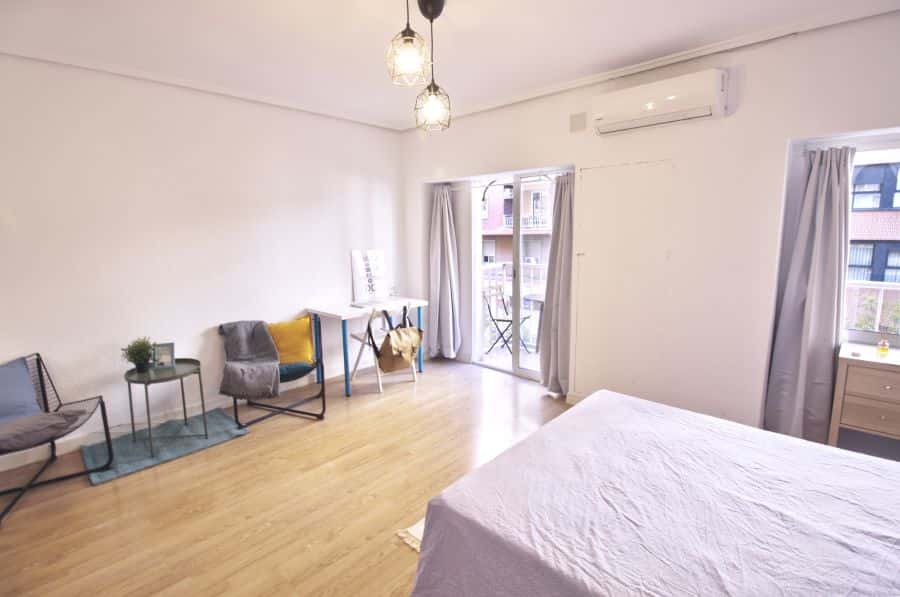 Habitación en piso de 3 habitaciones en Eixample