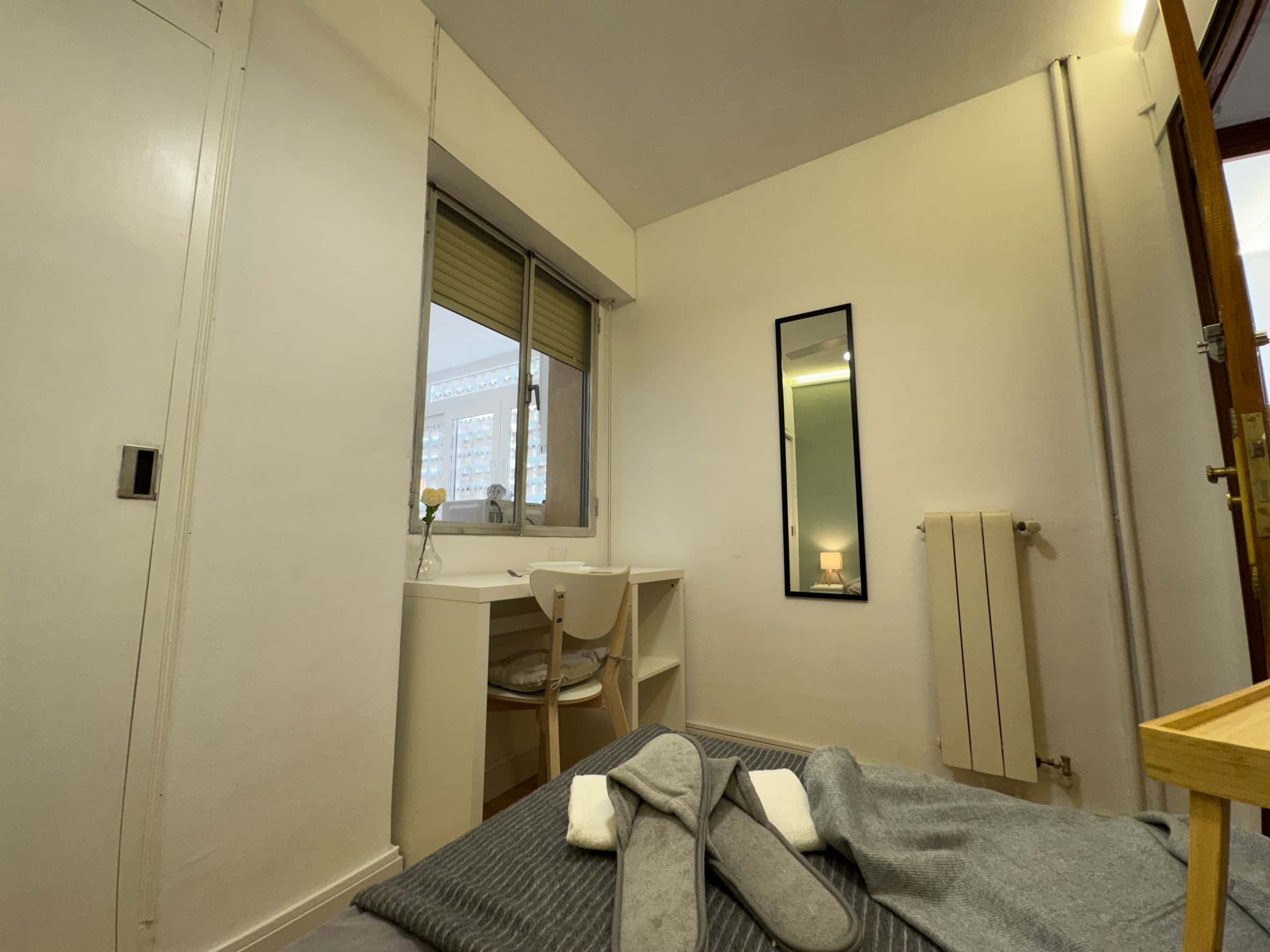 Zimmer in Plaza Villafranca de los Barros, Madrid für 100 m² mit 5 Schlafzimmer