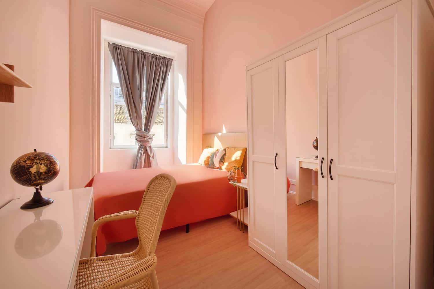 Room 7 - 92. Largo Vitorino Damasio 2 1E