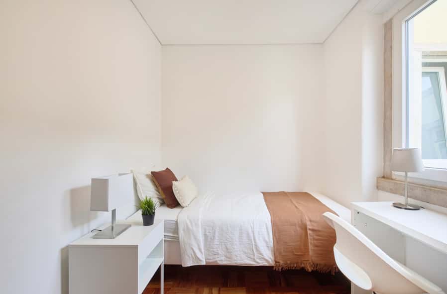 Single Bedroom in a 9-Bedroom Apartment in Rua Fialho de Almeida , Lisbon - Room 3