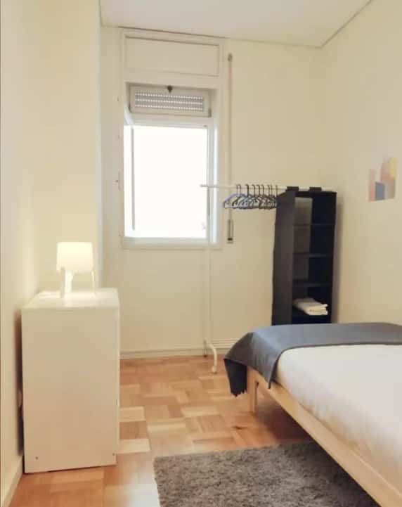 Room for rent in 7 bedroom apartment in Boavista, Porto