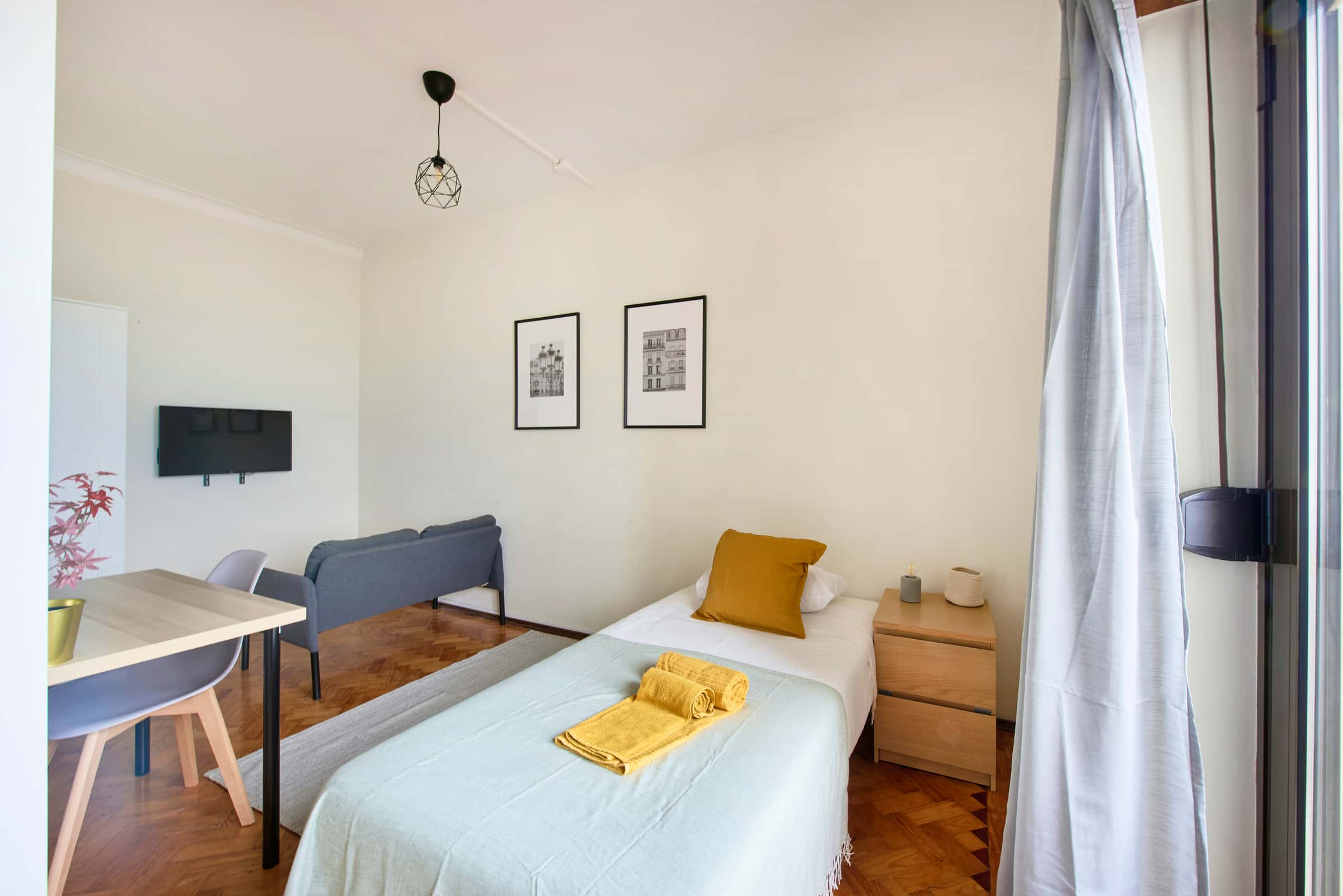 Bedroom in a 8-bedroom apartment in R. Diogo Couto, Lisbon - Room 8
