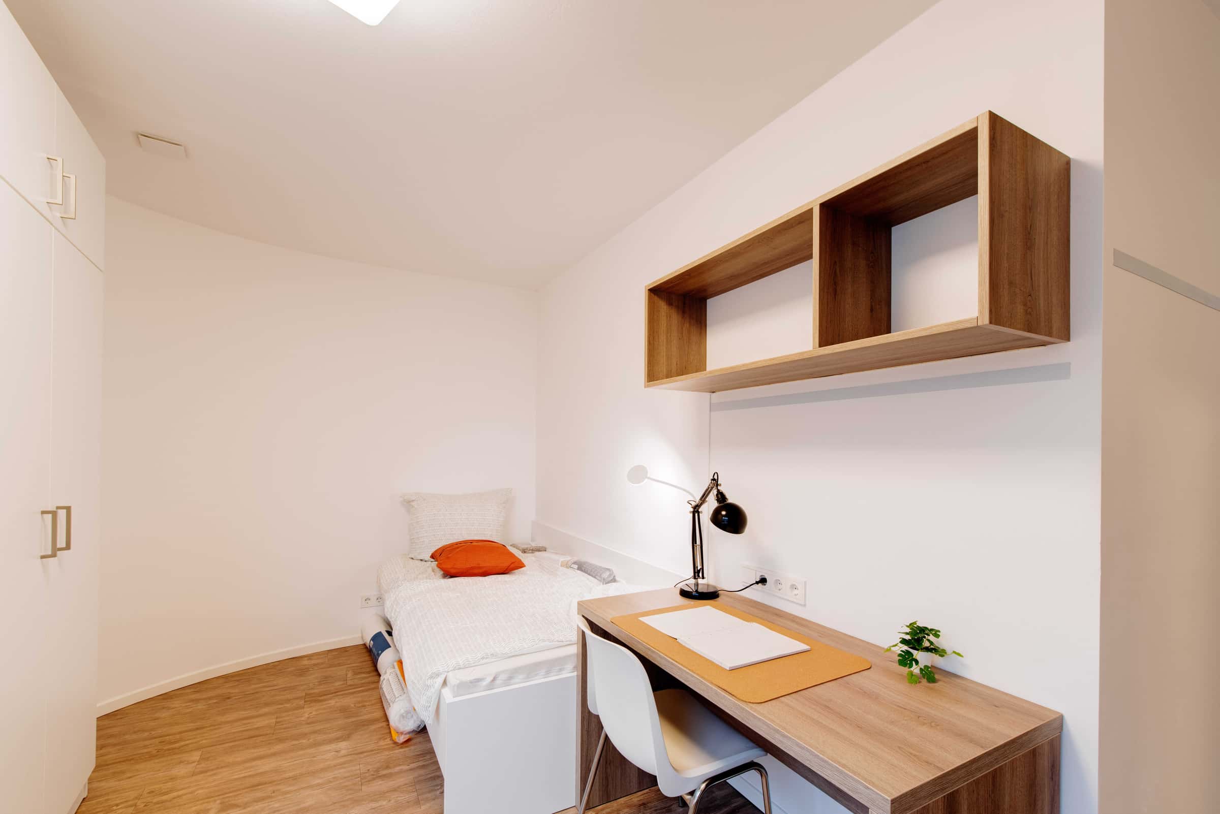 STUDENTS ONLY - Fully furnished private room in a 5 people shared apartment.